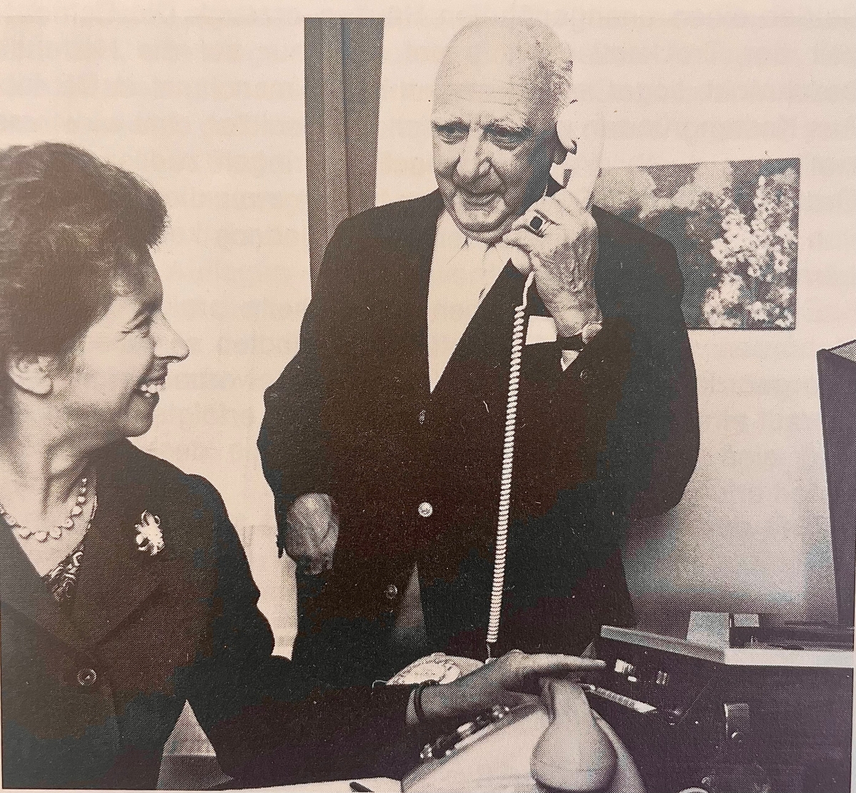 schwarz-weiß-Bild eines Telefonats